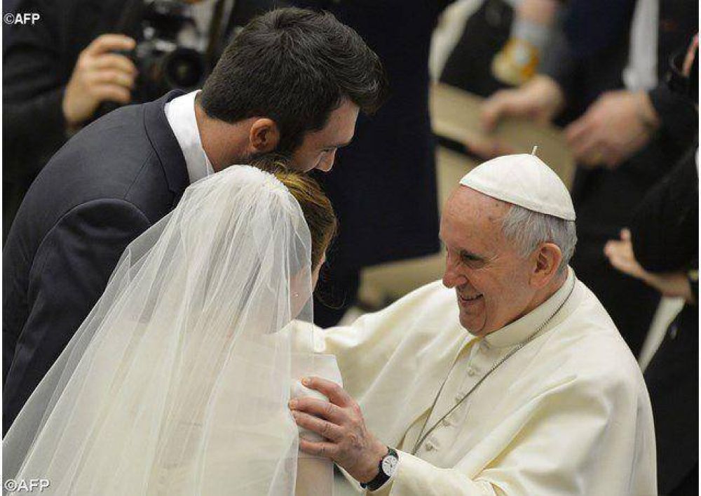 “Pidamos por todos los esposos, especialmente por los que pasan por dificultades”, el Papa Francisco en su catequesis