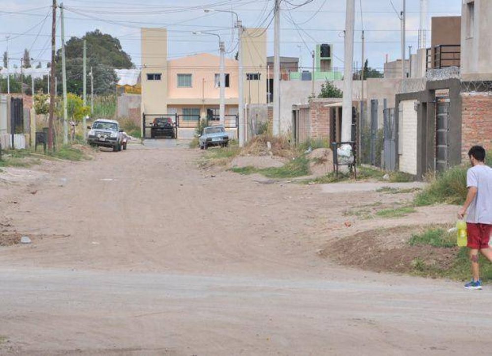 Vecinos de un barrio del este de la ciudad piden por asfalto