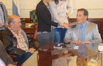  Ponce se acerca a un nuevo sector pol�tico y critica al kirchnerismo local