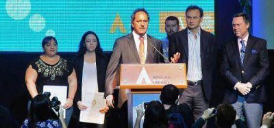 Scioli firm� un convenio con la Universidad de La Plata