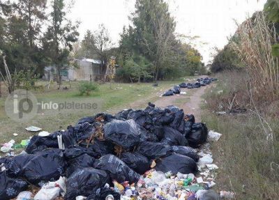 Incre�ble: Ahora los camiones del Municipio arrojan basura en las calles de Hern�ndez