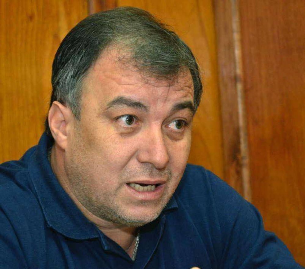 Concejal y candidato peronista reparte subsidios en Rivadavia