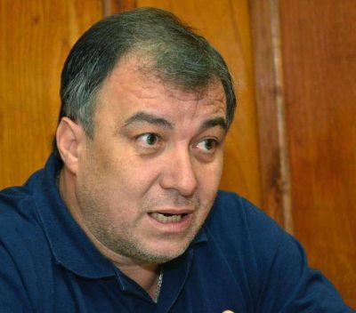 Concejal y candidato peronista reparte subsidios en Rivadavia