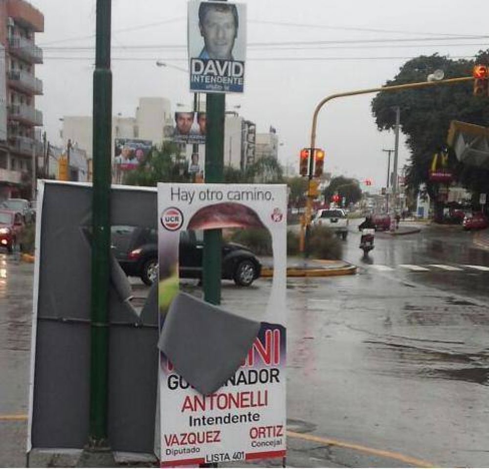 Rompieron los banners de Miguel Nanni