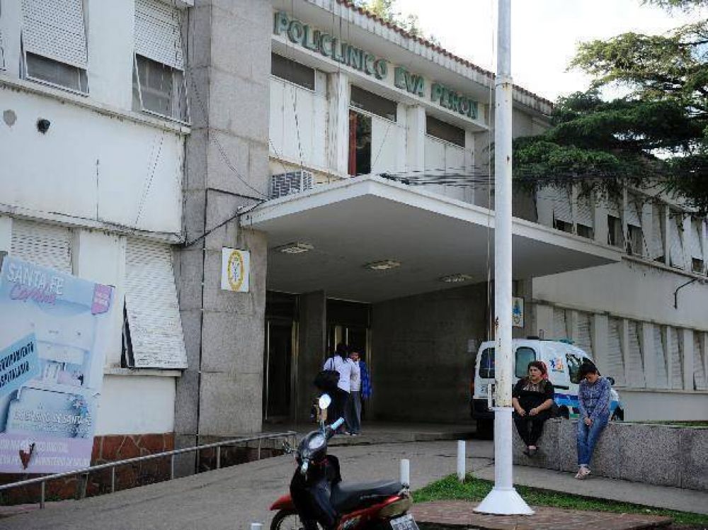 Un muchacho de 22 a�os fue atacado a balazos por dos hombres que se mov�an en moto