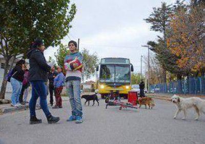 Padres indignados retienen un Indalo por abuso de nena 