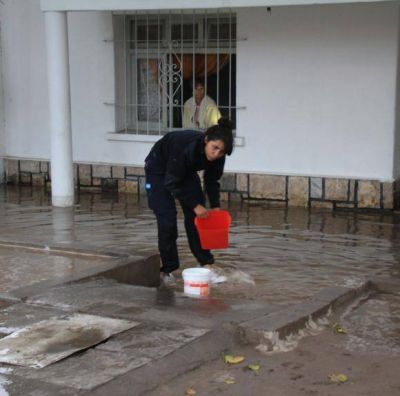 Por un ca�o roto, 4 casas inundadas durante 4 horas