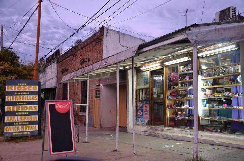 Ataron a dos personas durante un asalto en un kiosco de El Quinto