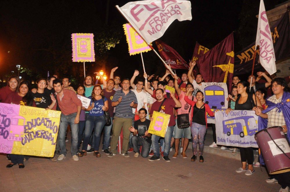 Alumnos se manifiestan frente a Casa de Gobierno por el boleto gratuito educativo