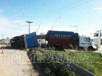 Pudo ser tragedia: cami�n choc� contra una columna de alumbrado en la autov�a
