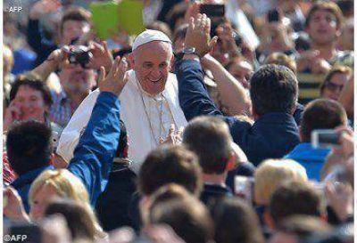 Jes�s nos ense�a que la obra de arte de la sociedad es la familia, dijo el Papa