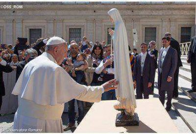 No tener miedo de invitar a Jes�s y a su Madre a la fiesta de bodas, alent� el Papa