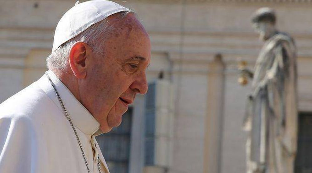 Que los fieles se arrodillen ante los pobres que entran en las parroquias, pide el Papa