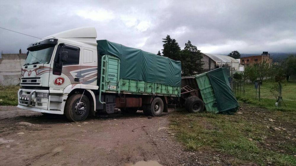 Volc� un cami�n que transportaba aceite en barrio Coronel Arias