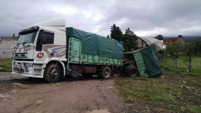 Volc� un cami�n que transportaba aceite en barrio Coronel Arias