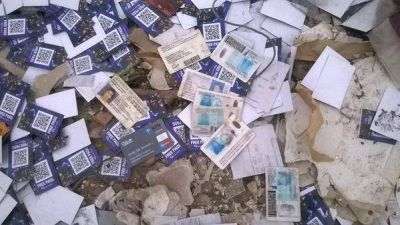 Hallan DNI, tarjetas de dbito y licencias de conducir en un basurero ilegal