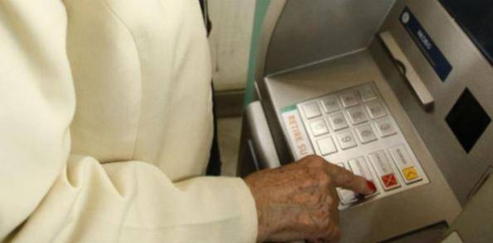 Cajeros autom�ticos de Posadas abarrotados por el pago a jubilados