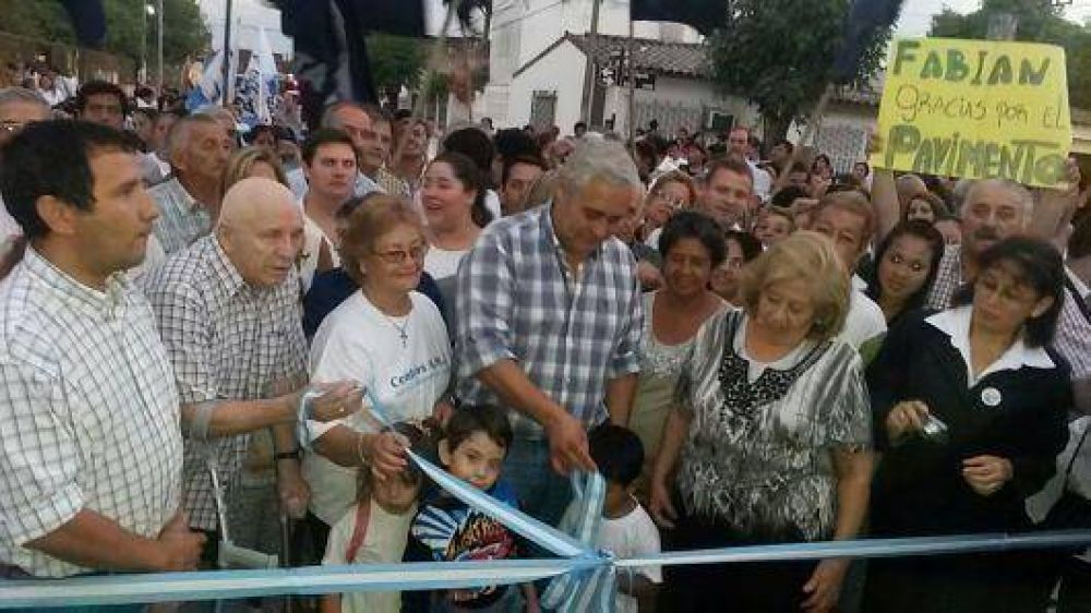 Fabi�n R�os inaugur� el pavimento de la calle Cristo Obrero en el barrio Anah�