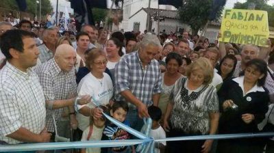 Fabi�n R�os inaugur� el pavimento de la calle Cristo Obrero en el barrio Anah�