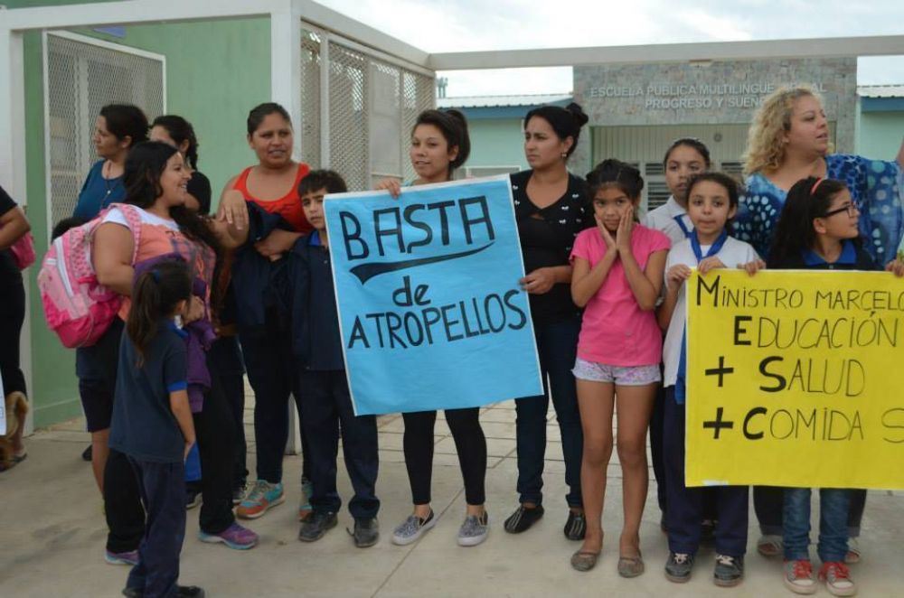  Quejas de padres por el estado de la comida en una escuela.