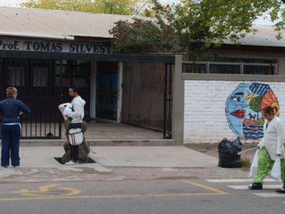 Un adolescente de 14 a�os fue armado a la escuela y lo cambiaron de colegio