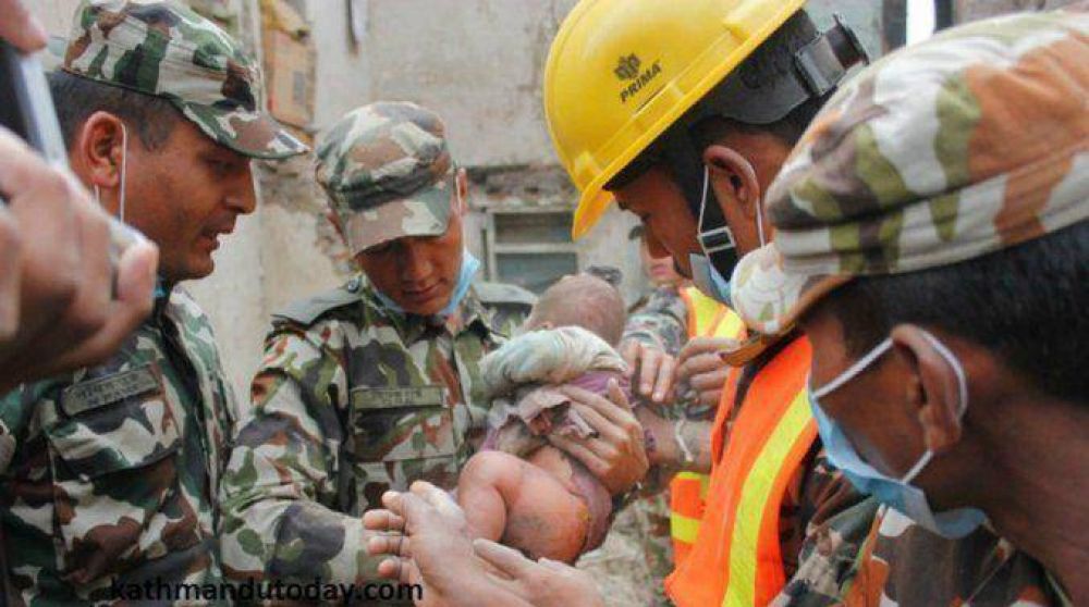 Rescatan a un beb que estuvo 22 horas bajo los escombros tras el terremoto
