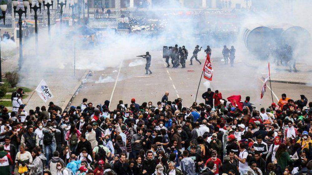 Brasil: m�s de 200 heridos tras un brutal choque entre docentes en huelga y polic�as