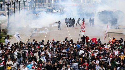 Brasil: m�s de 200 heridos tras un brutal choque entre docentes en huelga y polic�as