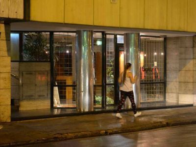 Una mujer cay� por el hueco del ascensor y corre riesgo su vida