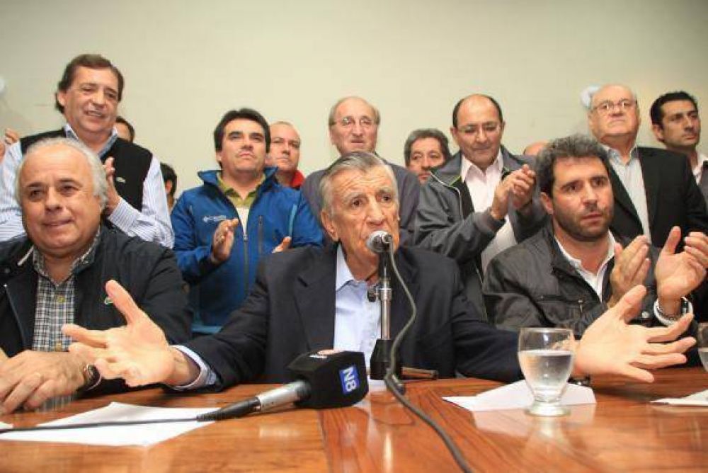 En un acto, Gioja se mostr� alineado con Scioli y convoc� a escucharlo