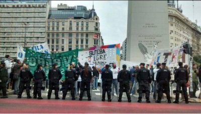 Docentes bonaerenses cortan el Obelisco y De Luc�a habla de 