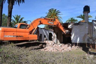 Demuelen vieja construcci�n para la realizaci�n de las nuevas obras