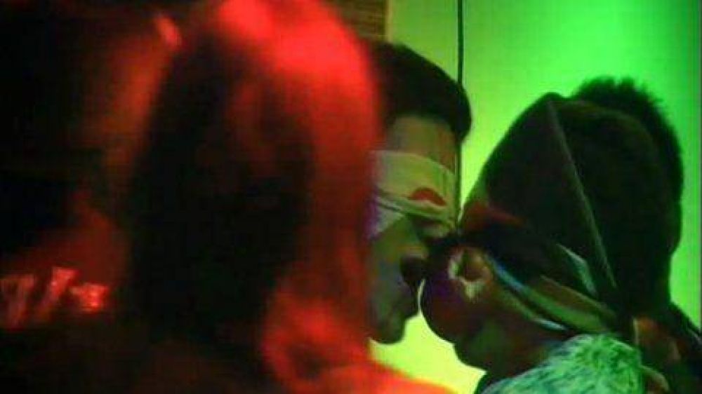 El beso entre Solano y Eloy en la primera fiesta en la casa de Gran Hermano