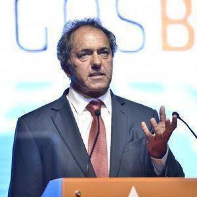 El gobernador no saca los pies del plato y defiende a Milani