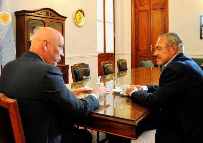 Un abrazo que puede significar mucho en el Frente Progresista