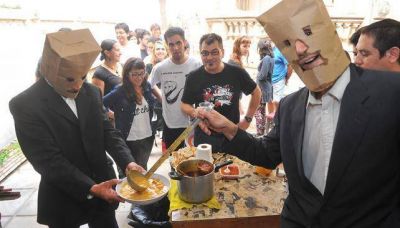 El locro de la victoria: el teatro se puso a tono con el D�a del Trabajador
