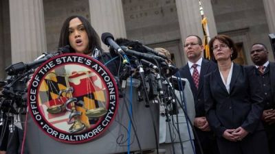 Procesar�n por asesinato a seis polic�as por la muerte de un joven negro en Baltimore