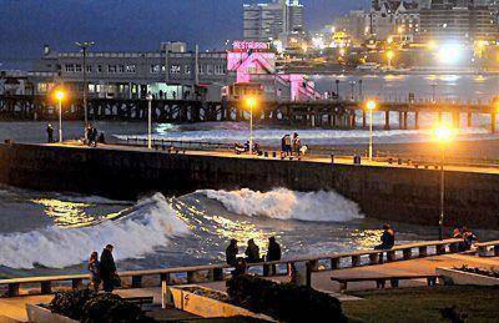 Pese a que el clima no acompaa, los turistas disfrutan de Mar del Plata