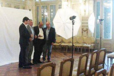 Alperovich usa el Sal�n Blanco como estudio de fotograf�a de Manzur-Jaldo 
