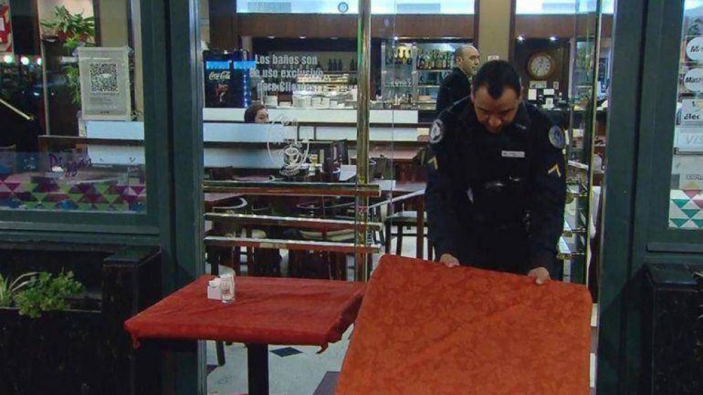 Femicidio en Caballito: asesin� a su ex pareja en un bar y trat� de matarse en plena avenida Rivadavia