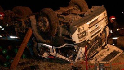 Tres Arroyos: un hombre muri� al volcar el cami�n que conduc�a cargado con tuber�as