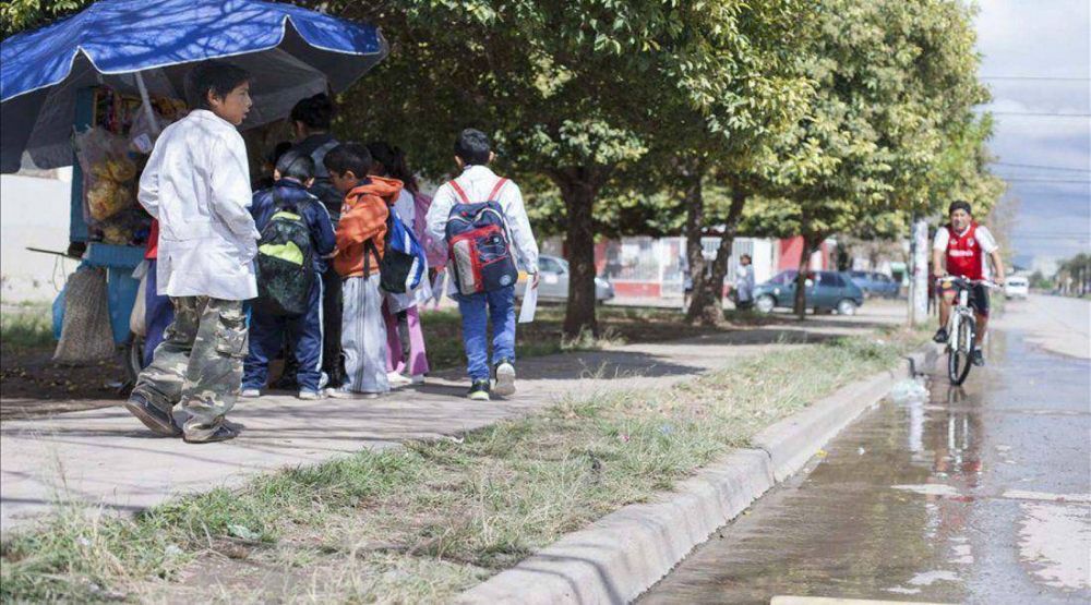 Aguas sucias bajan libres por las calles de villa Mitre