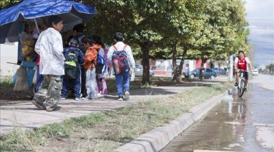 Aguas sucias bajan libres por las calles de villa Mitre