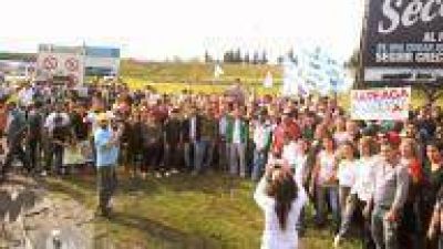 La Plata: Fuerte movilizaci�n de Arteaga al acto de Massa en V�lez