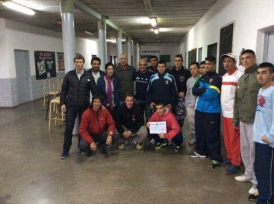 Gonzalo Bag� entreg� certificados del programa Boxeo Sin Cadenas