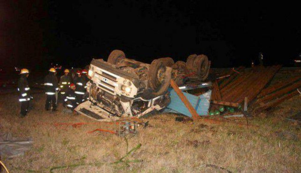 Accidente fatal en Ruta 3: volc� un cami�n y falleci� el chofer