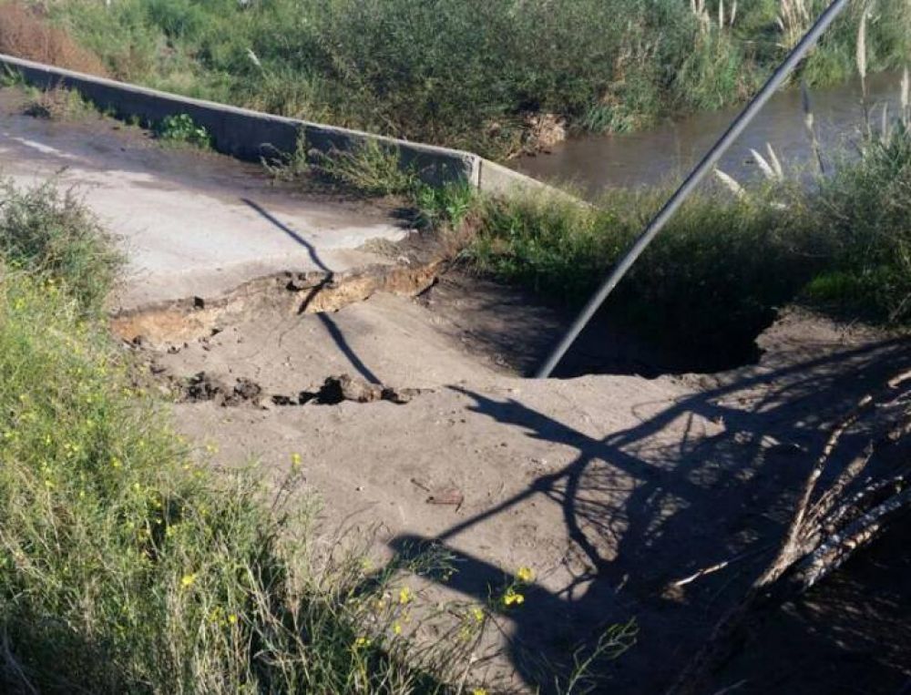 Por las crecidas, cedi� un puente en un camino vecinal