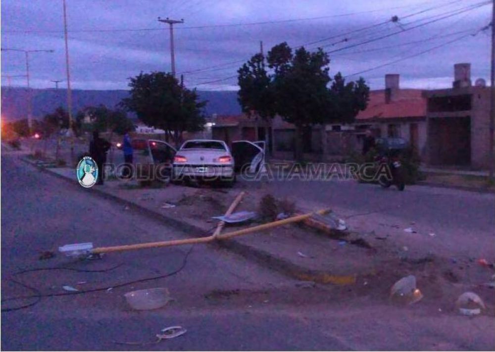 Perdi� el control y choc� contra un poste de luz