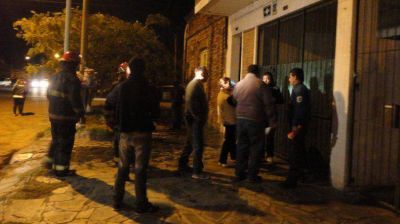 Incendio oblig� a evacuar a unos quince vecinos en un complejo de departamentos