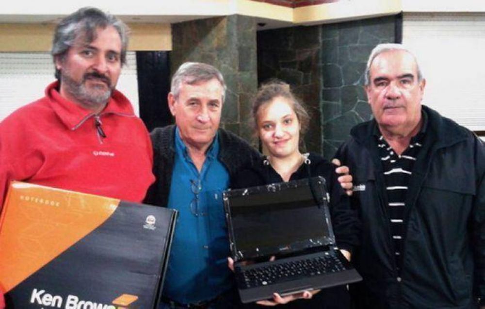 Dirigentes de SUTERyH entregaron notebook y libros a hijos de afiliados